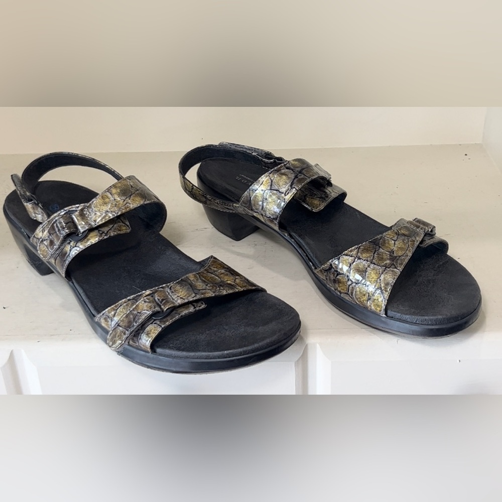Aravon Women’s Croc Embossed Patent Leather Sandals Size 11